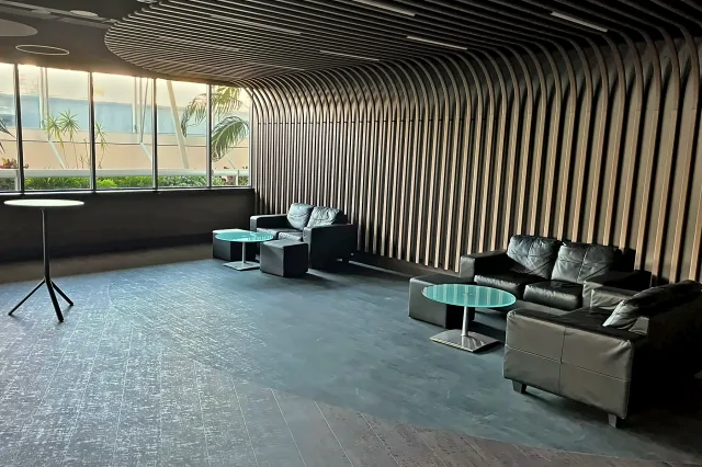 Die derzeitigen Sofas und niedrigen Tische in der West Lounge.