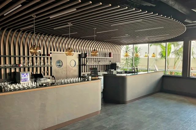 Die tatsächliche Bar in der West Lounge.